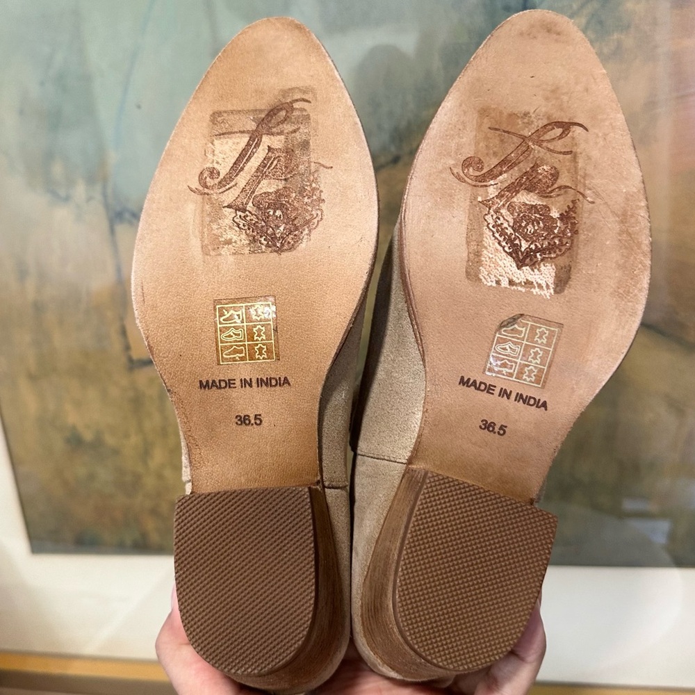 🌸FREE PEOPLE🌸 Charm Double V Camel Suede Ankle Boot Size: 36.5 - Picture 14 of 14